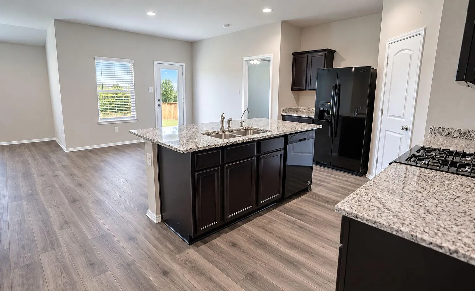 3 bed, 2.0 bath, 1575 sqft, $2,200 — Photo 2