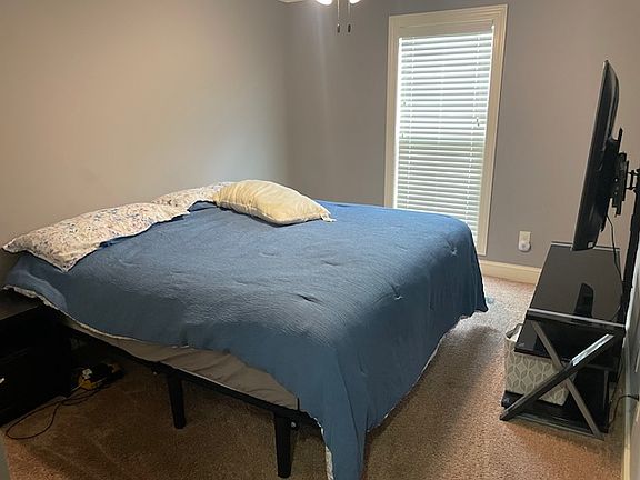 5th image of 33 Ashberry Ln