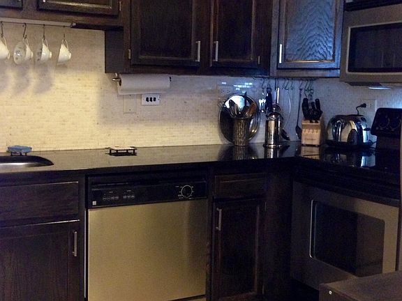 4th image of 921 N La Salle Dr APT 18