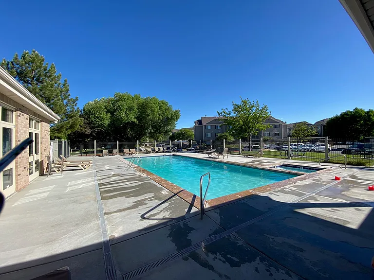 Community Pool and Hot Tub (hot tub open year round)