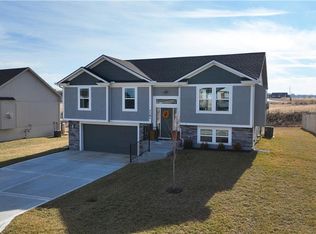 1101 NW 3rd St, Oak Grove, MO 64075