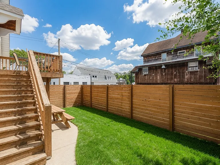 1509 W Clark St — Photo 43
