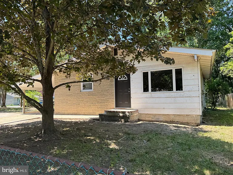 601 E Lakeshore Dr — Photo 1