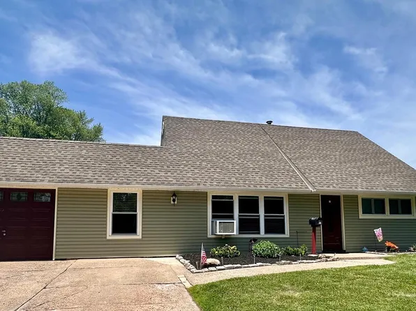 46 Twin Oak Dr, Levittown, PA 19056