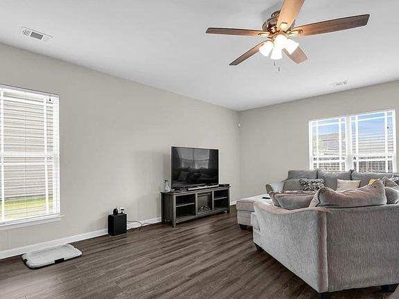 3rd image of 123 Austin Way