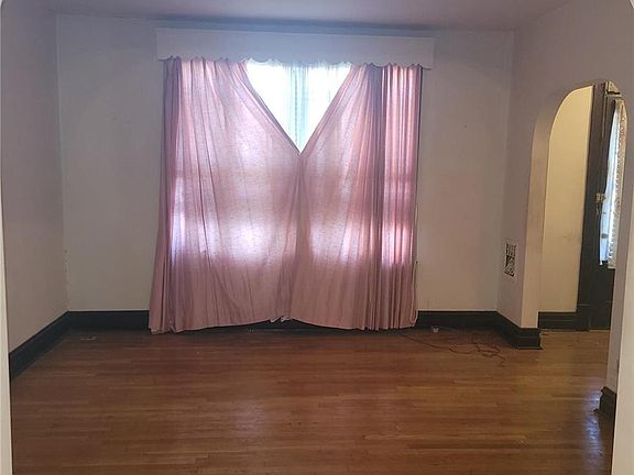4th image of 5440 Arlington Ave