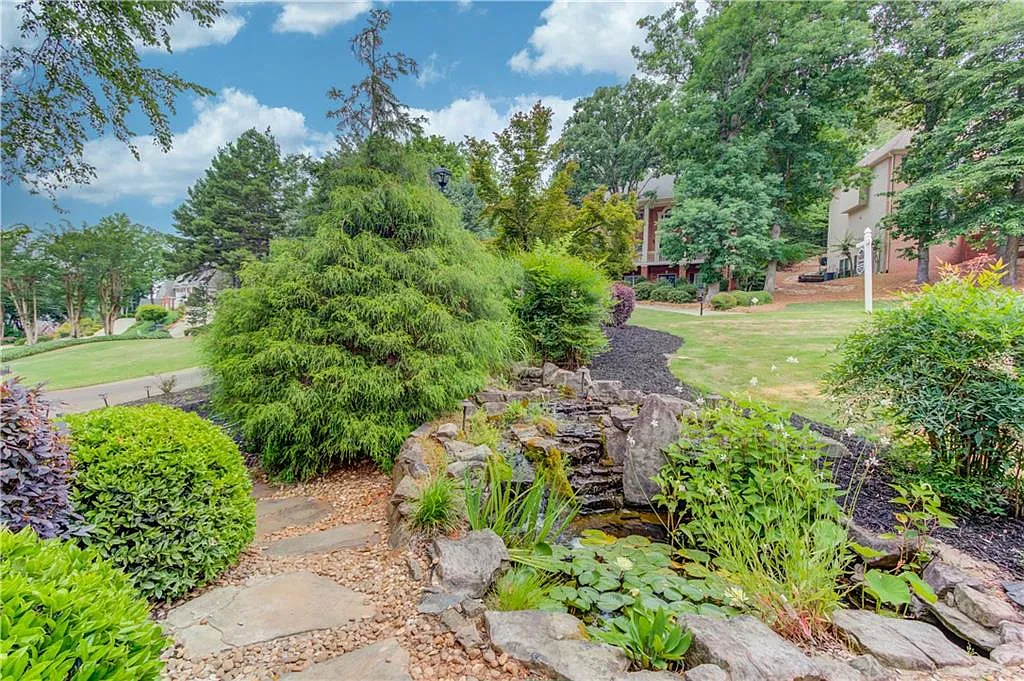 6 bed, 5.0 bath, 4624 sqft, $4,200 — Photo 4