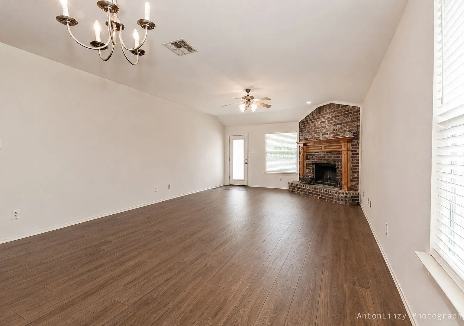 $1,950 3 Bed/2 Bath/2 Garage Ready for Move-in Home in Woodland Creek — Photo 4