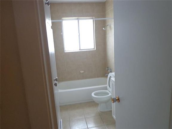 3rd image of 833 Comal Ave