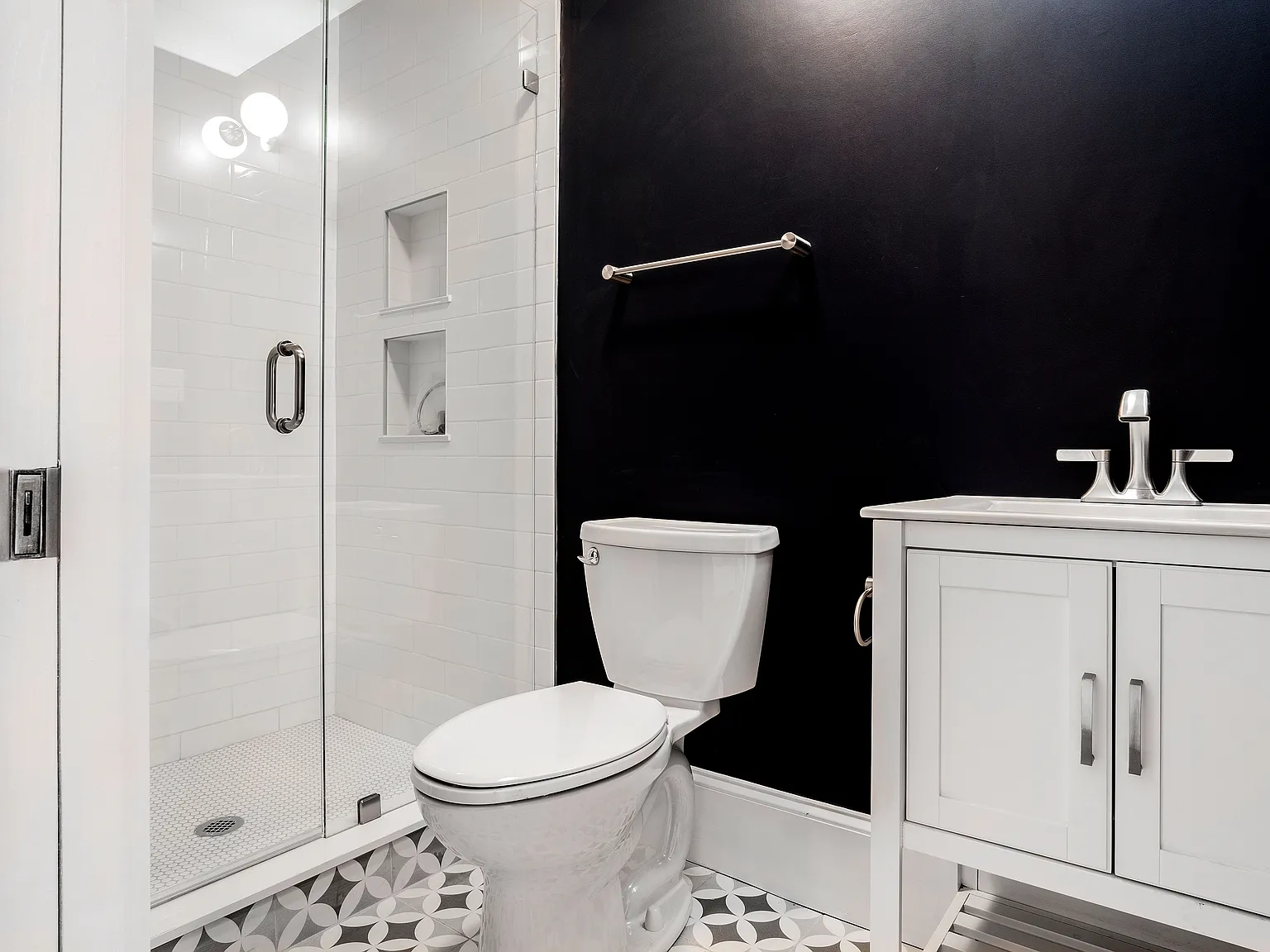 4 bed, 2.0 bath, 1350 sqft, $5,500 — Photo 3