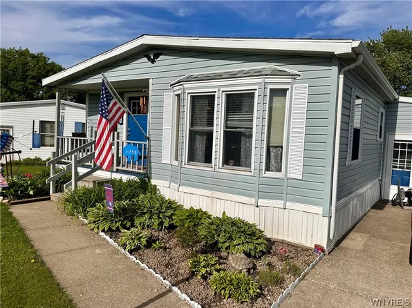 11 Brookridge Dr, Hamburg, NY 14075