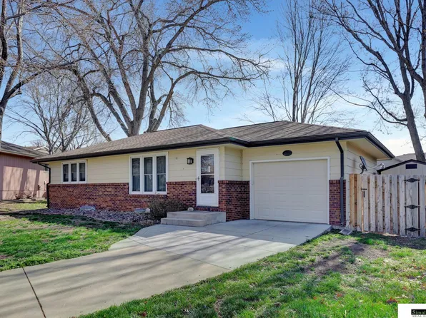 2221 Mason Cir, Lincoln, NE 68521