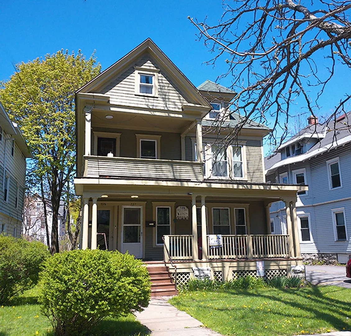 727 Euclid Ave - Available 6/1/27 - First Floor Flat Close to Campus Off Street Parking — Photo 4
