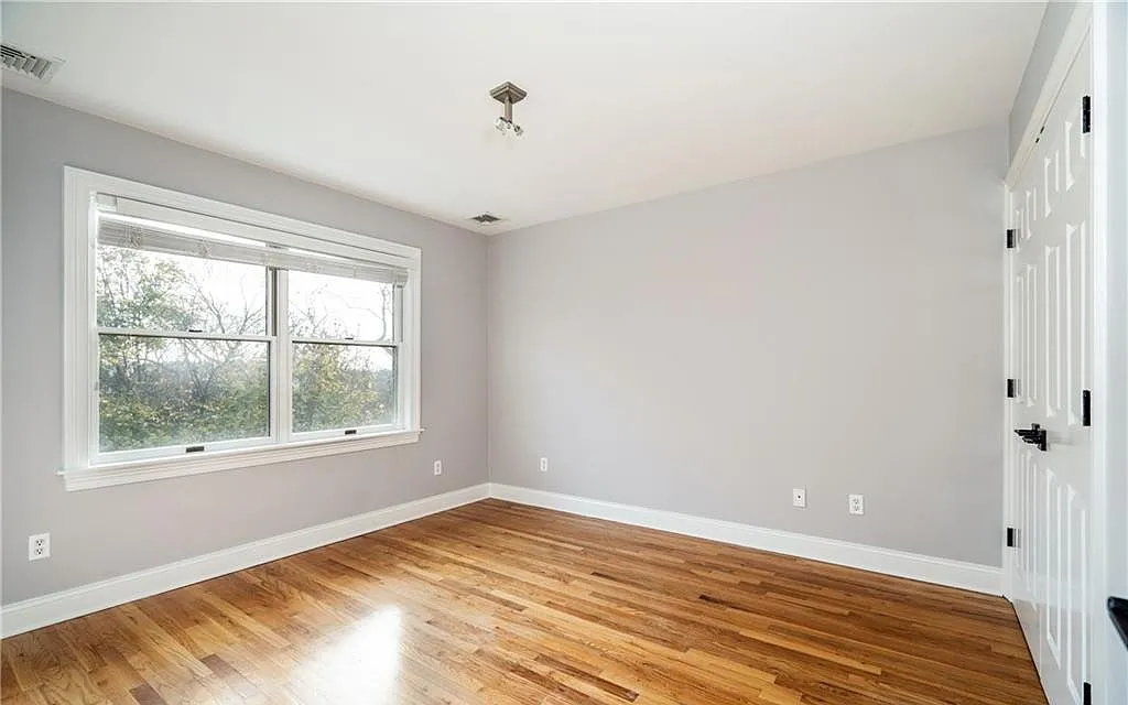 3 bed, 3.5 bath, 1900 sqft, $6,300 — Photo 3