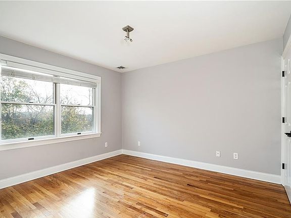 3rd image of 186 Woodside Ave #3