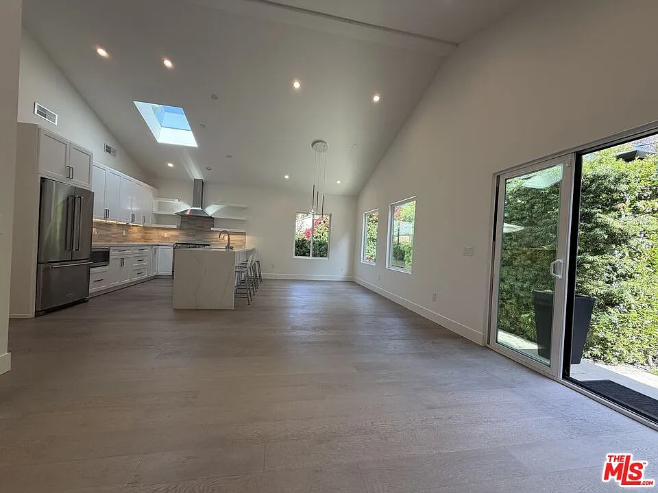 4 bed, 3.5 bath, 2422 sqft, $7,500 — Photo 4