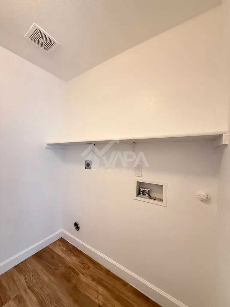 3 bed, 2.5 bath, 1369 sqft, $2,100 — Photo 4