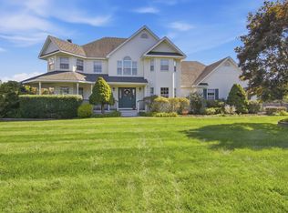 5 Old Neck Ct, Manorville, NY 11949