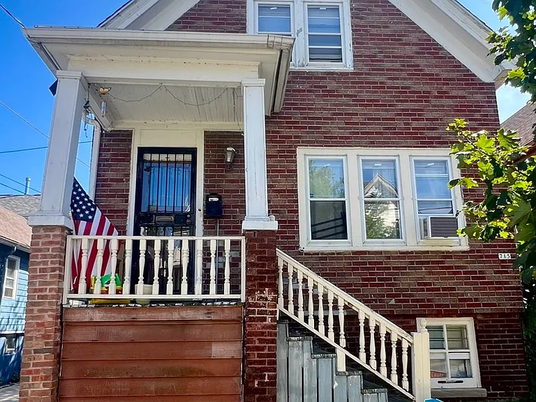 715 E Wright St — Photo 1