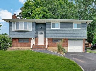 523 Seamans Neck Rd, Seaford, NY 11783