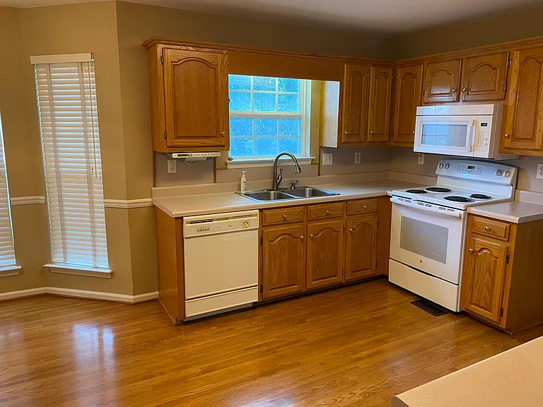 100 Moss Hill Ct — Photo 6