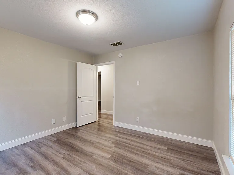 906 Estelle Ave — Photo 12