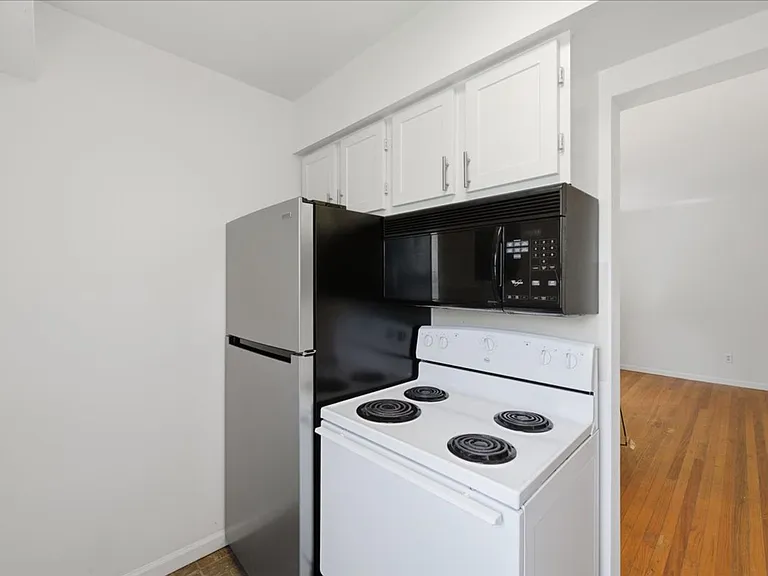 302 E 19th St #2B — Photo 8