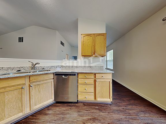 4th image of 1070 Halifax Ln