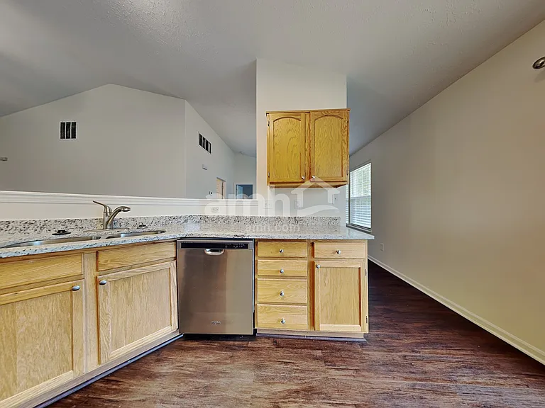 1070 Halifax Ln — Photo 4