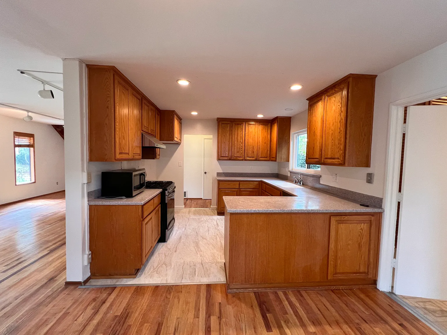 5 bed, 2100 sqft, $5,750 — Photo 4