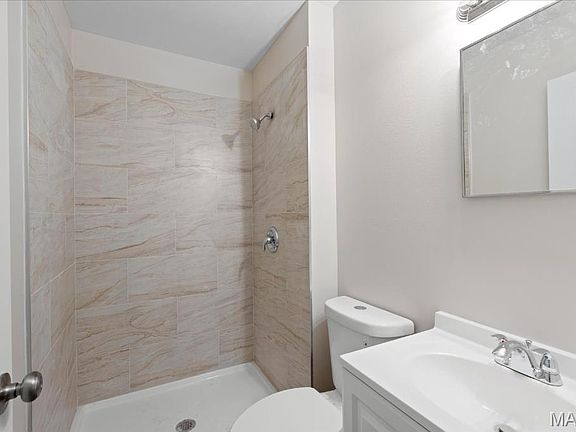 3rd image of 9984 Lochiel Ln