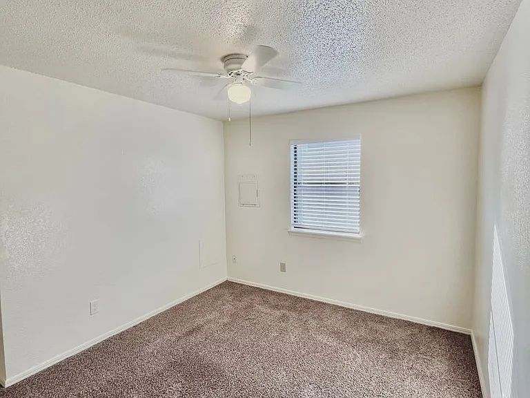 1901 E Lindsey St — Photo 18