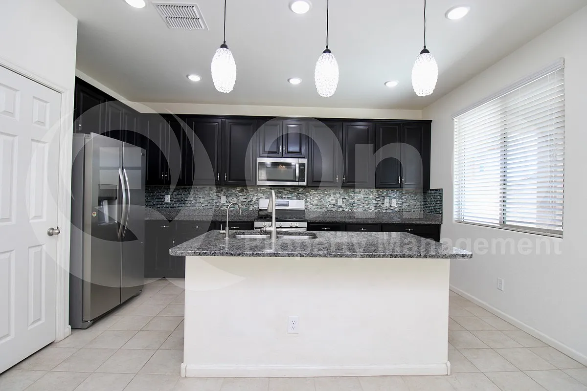 5 bed, 3.0 bath, 2572 sqft, $2,850 — Photo 4