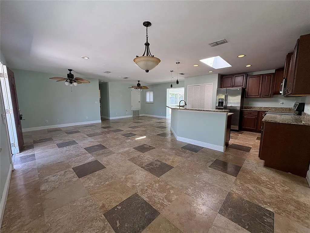 3 bed, 2.0 bath, 1300 sqft, $2,250 — Photo 2