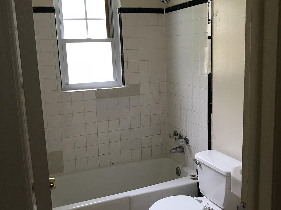 2nd image of 1511 W 41st St #B