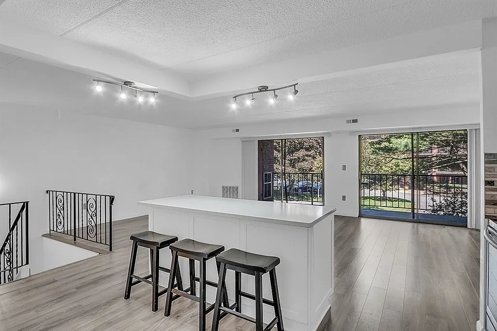 Building Photo - 146 Marble St #211