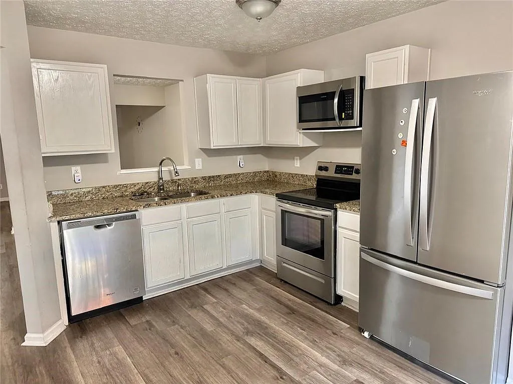 3 bed, 2.5 bath, 1560 sqft, $2,000 — Photo 3
