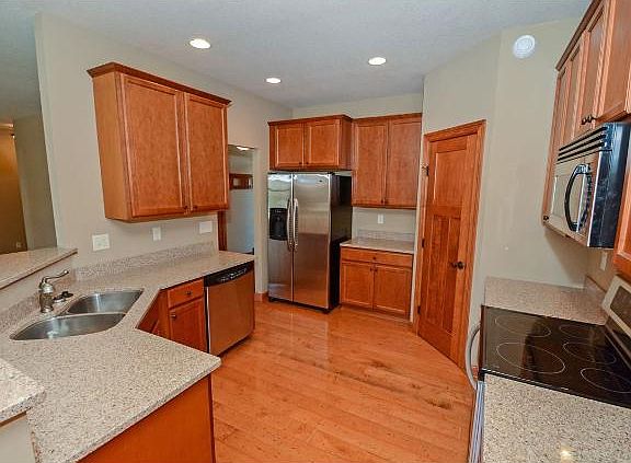 3rd image of 2061 Woodcrest Dr