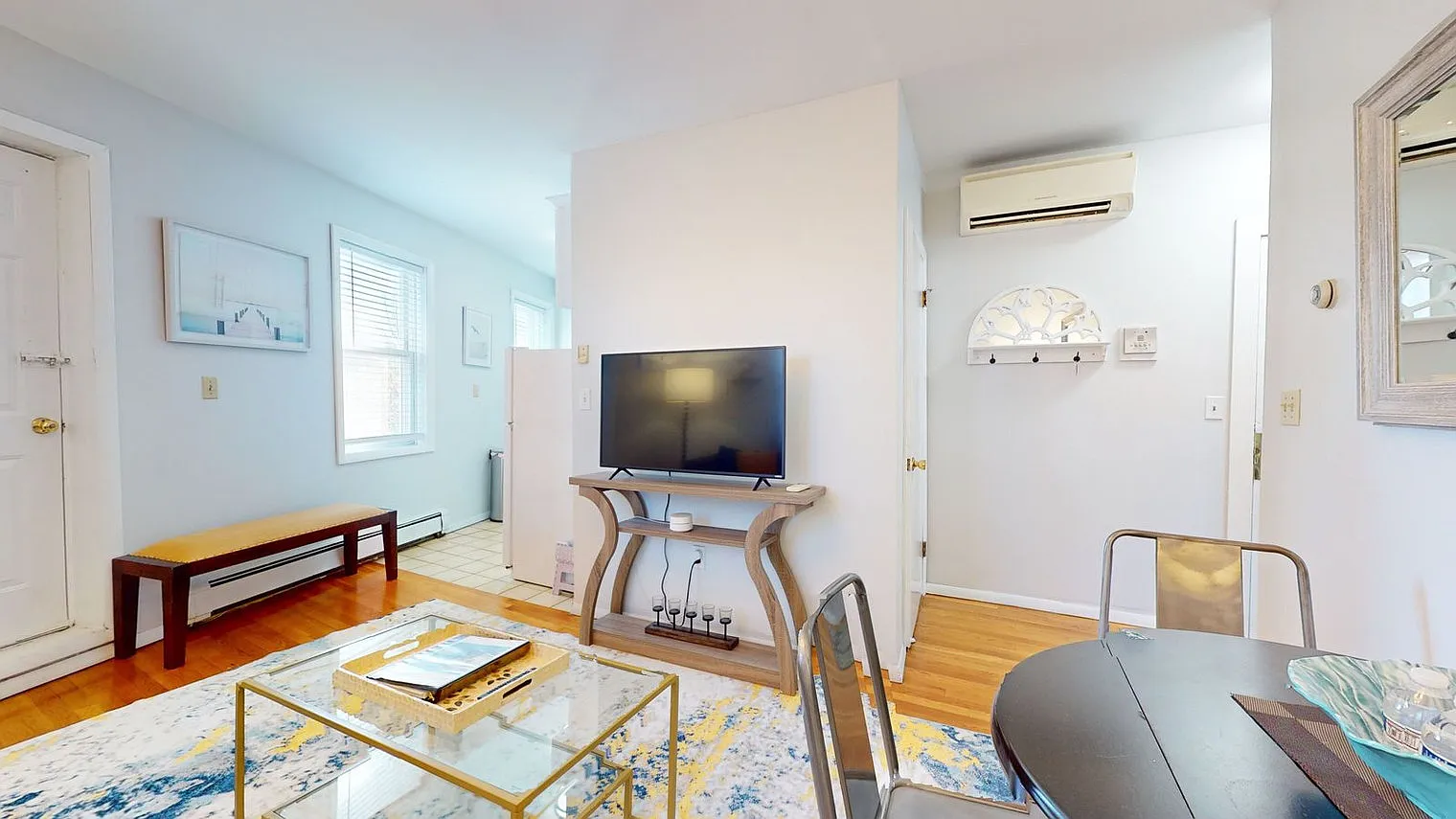 2 bed, 1.0 bath, 839 sqft, $4,712 — Photo 3