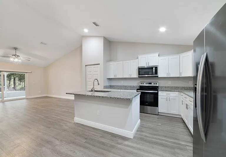 9093 N Peachtree Way — Photo 2