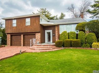 912 Park Ct, Valley Stream, NY 11581