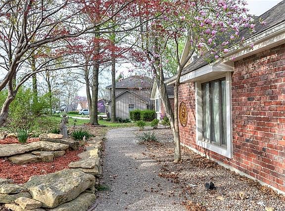 3rd image of 1332 Camelot Dr