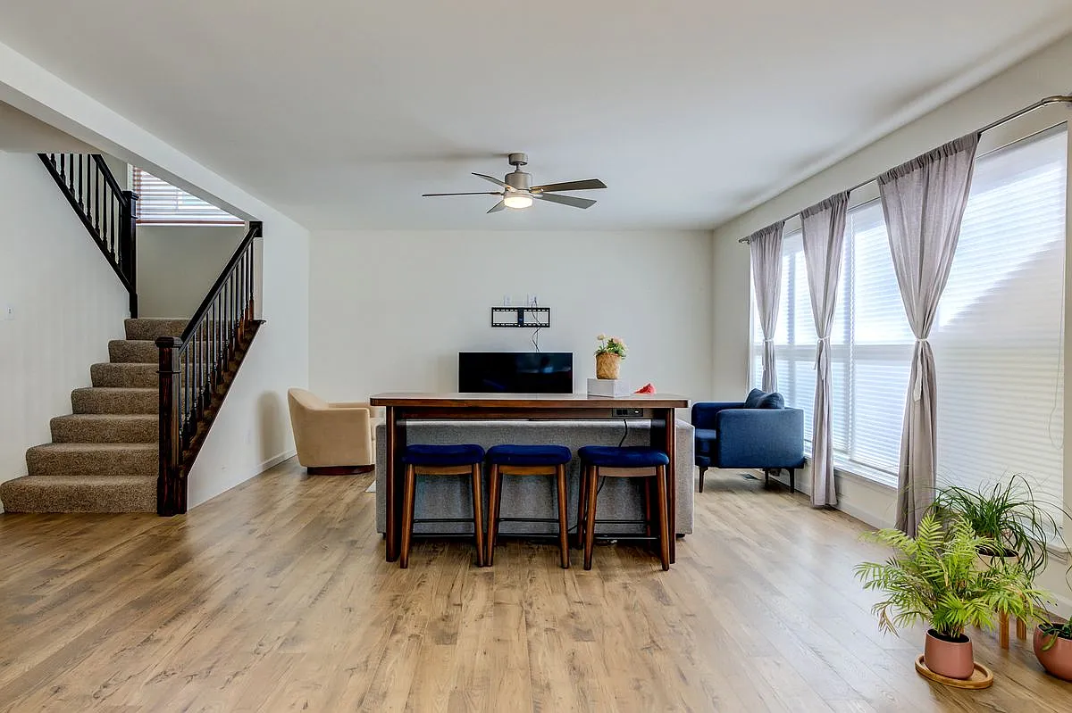 4 bed, 2.5 bath, 2940 sqft, $2,900 — Photo 4
