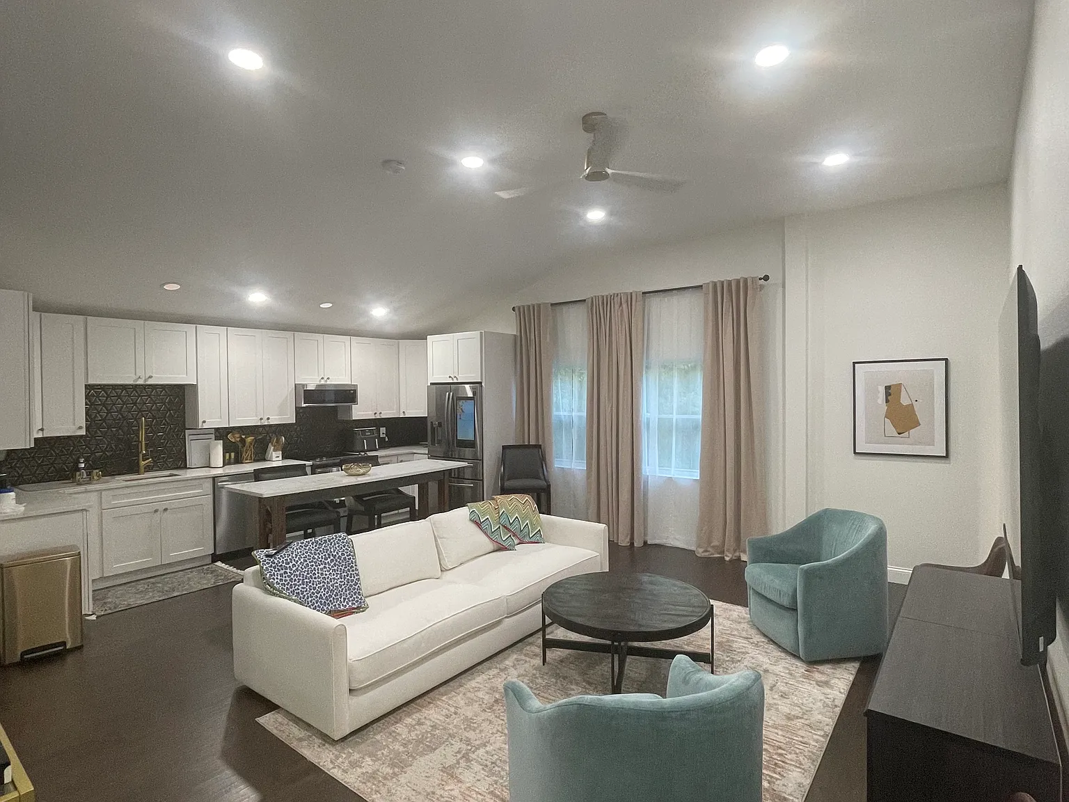 3 bed, 1.5 bath, 2027 sqft, $4,790 — Photo 3