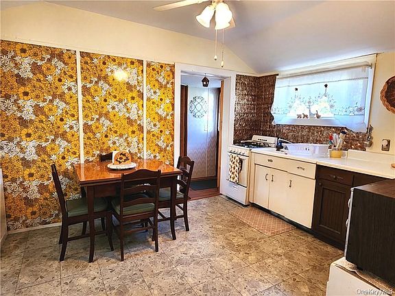 3rd image of 74 E Thompson Place