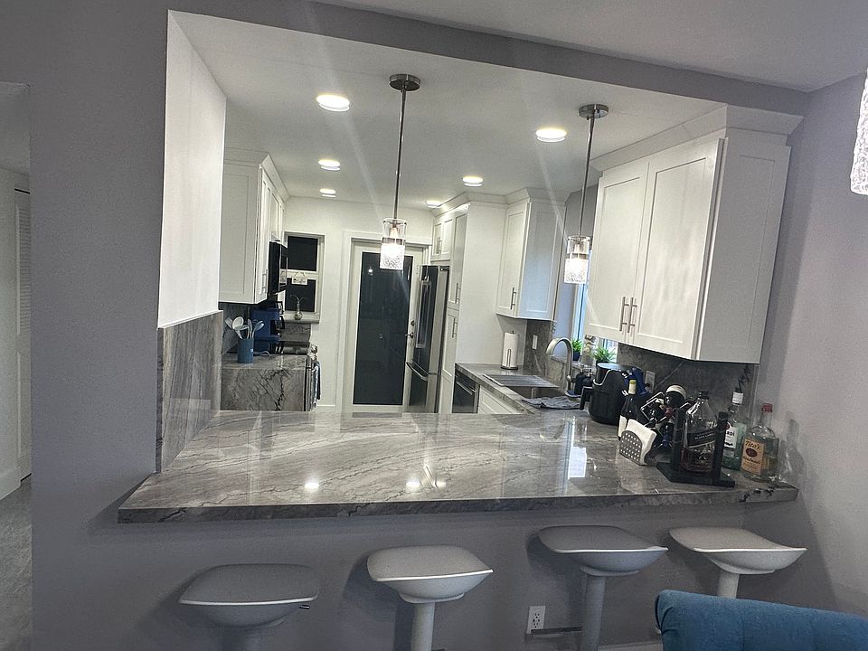 Open counter to the kitchen