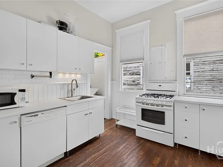 114 W Waldburg St — Photo 29