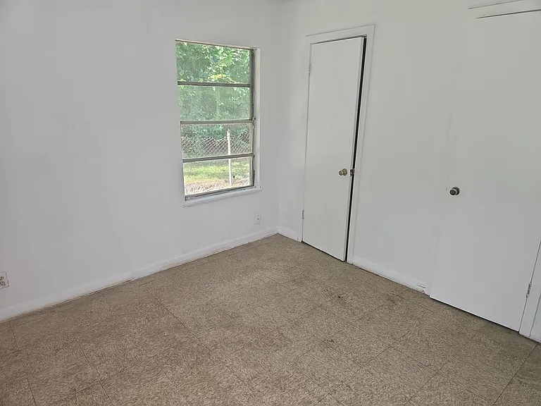 980-982 Oakland Street — Photo 8