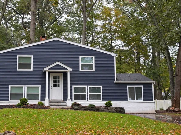 81 University Heights Dr, Stony Brook, NY 11790
