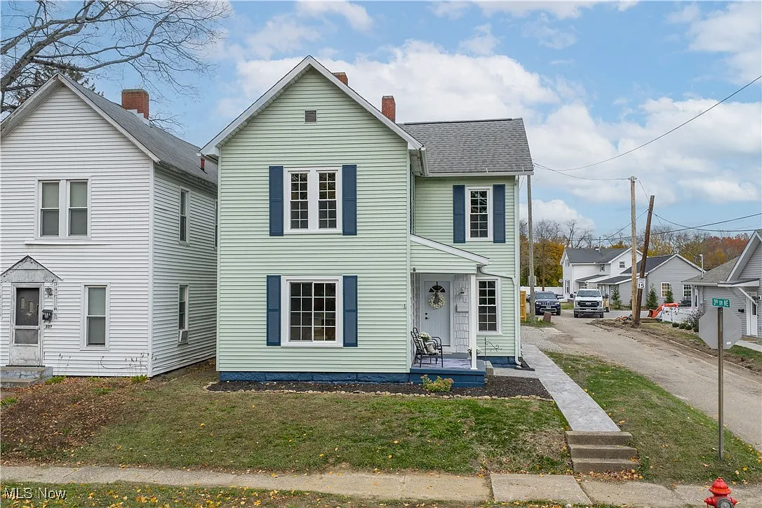 341 Ray Ave NE photo 1